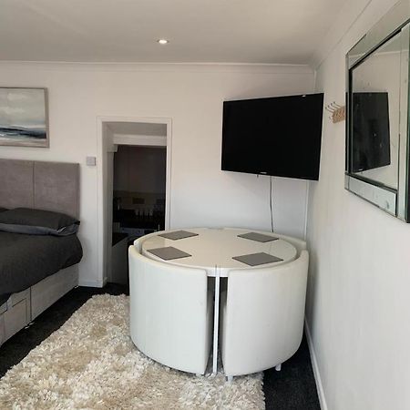 Beautiful Studio Apartment Milford Haven Εξωτερικό φωτογραφία